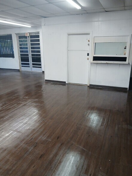 More Photos Of 6111 SRL Thornton Freeway, Dallas General Retail For Lease