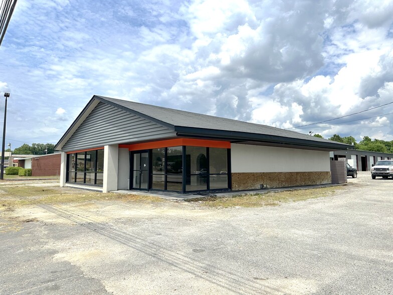 Primary Photo Of 411 S Main St, Swainsboro Specialty For Lease