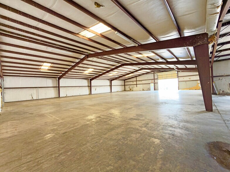 More Photos Of 206 Production Dr, Elizabethtown Warehouse For Lease
