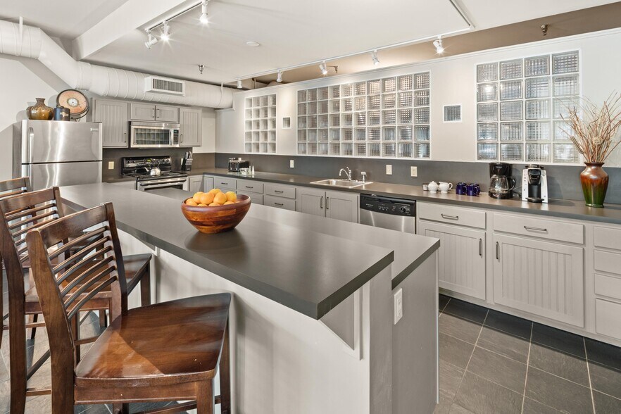 More Photos Of 18 Main St, Stowe Hotel For Sale