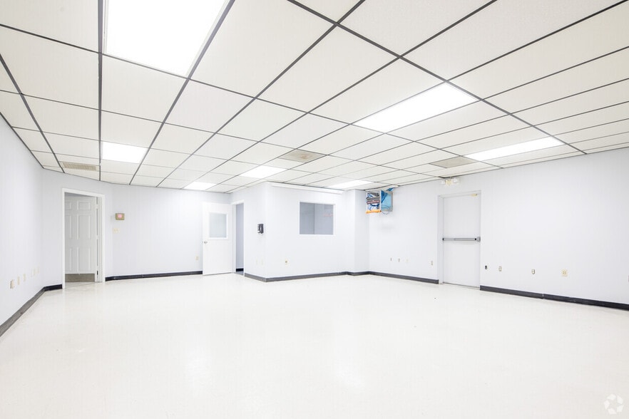 More Photos Of 1535 N Cogswell St, Rockledge Warehouse For Lease