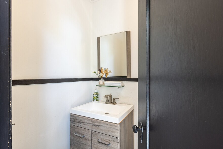 More Photos Of 115 Main St, Saint Helena Freestanding For Sale