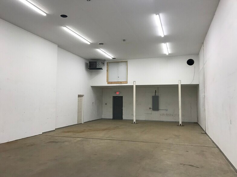 More Photos Of 612 N Main St, Cottage Grove Distribution For Lease