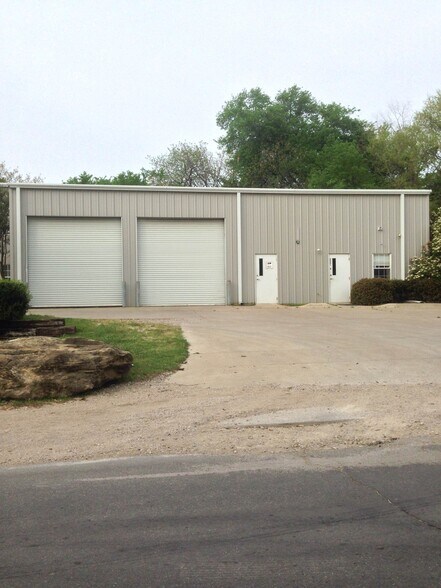 More Photos Of 6901 Maple Ave, Dallas Warehouse For Lease