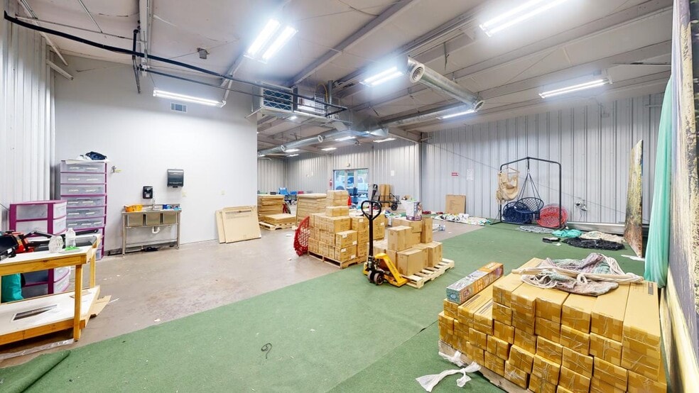 More Photos Of 908 SE 21st St, Bentonville Showroom For Lease