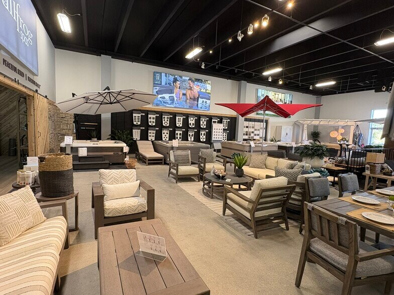 More Photos Of 19355 W Bluemound Rd, Brookfield Freestanding For Sale