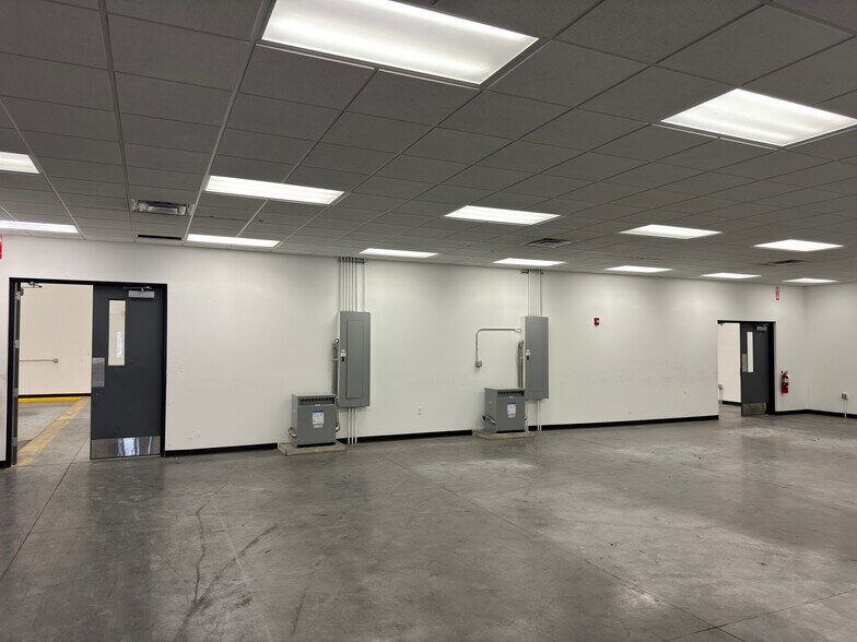 More Photos Of 4055 English Oak Dr, Lansing Light Manufacturing For Lease