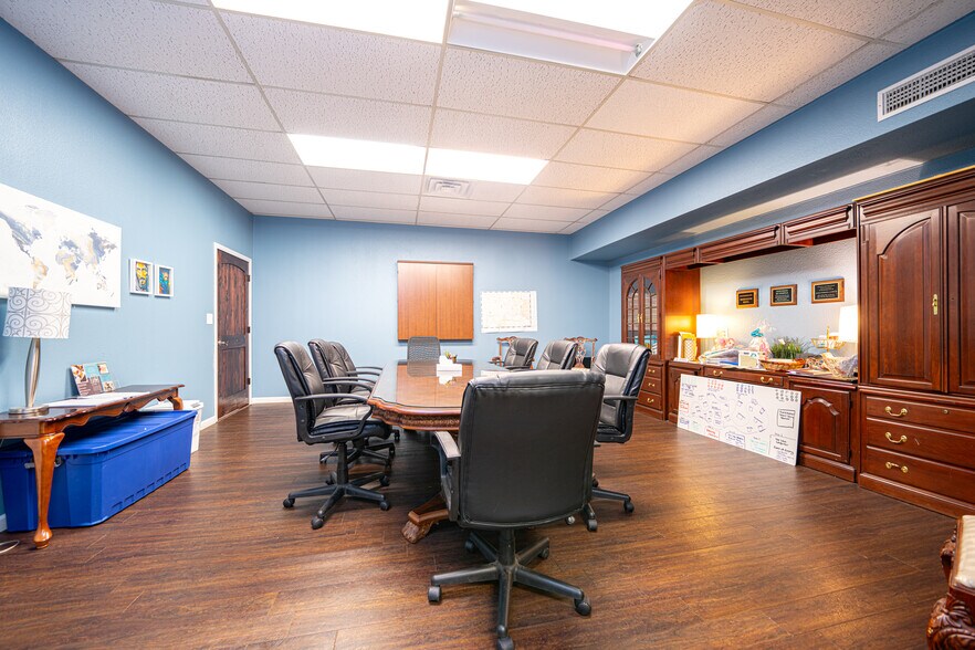 More Photos Of 1015 McCann Rd, Longview Office For Sale