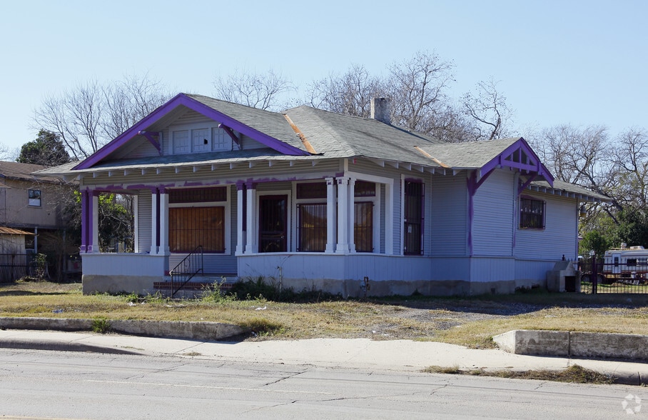 More Photos Of 5311 S Flores St, San Antonio Freestanding For Sale