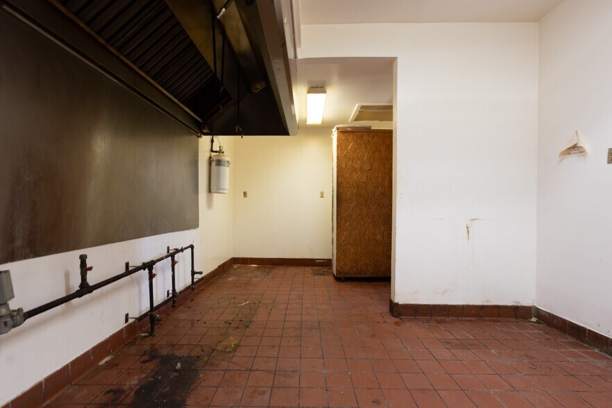 More Photos Of 681 Polk Ave, Memphis Bar For Sale