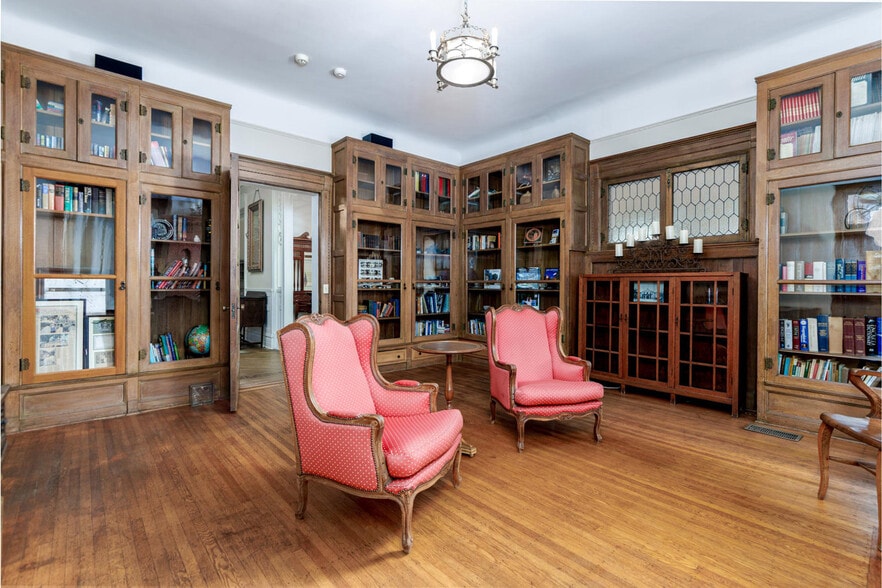 More Photos Of 950 E Grayson St, San Antonio Lodge Meeting Hall For Sale