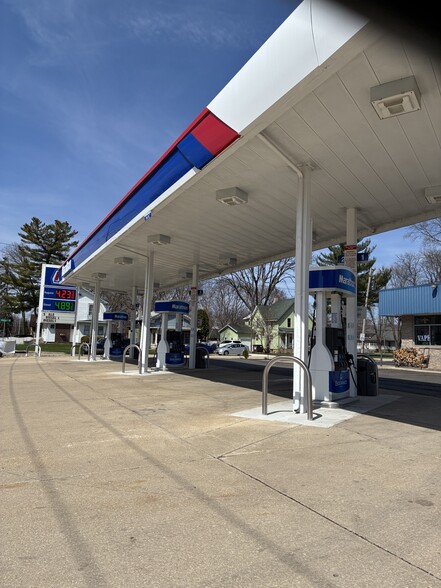 More Photos Of 817 N State St, Belvidere Convenience Store For Sale
