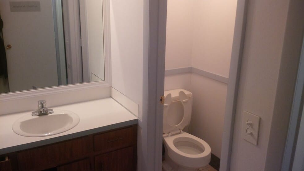 More Photos Of 6810 S Cedar St, Lansing Storefront Retail Office For Lease