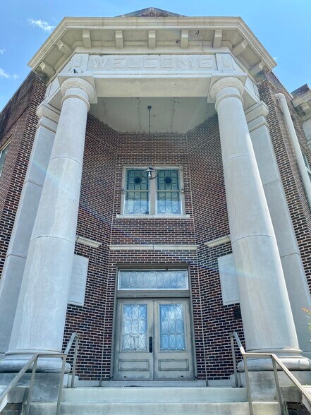 More Photos Of 212 N College Ave, Clarksville Religious Facility For Sale