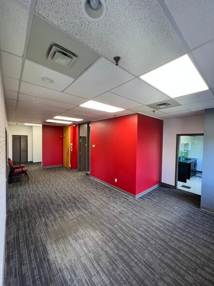 Primary Photo Of 643-675 Boul Curé-Labelle, Laval Storefront Retail Office For Lease