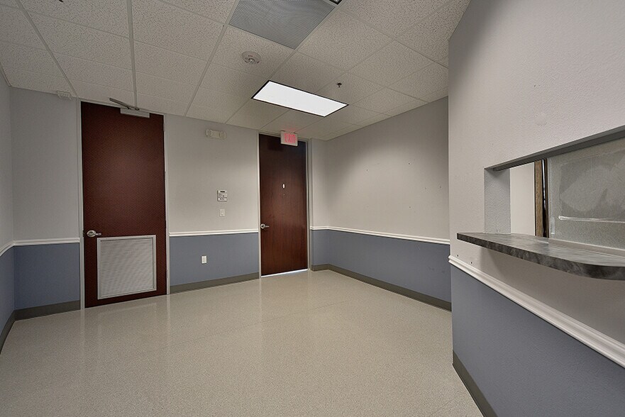 More Photos Of 114 Vision Park Blvd, Shenandoah Office For Sale