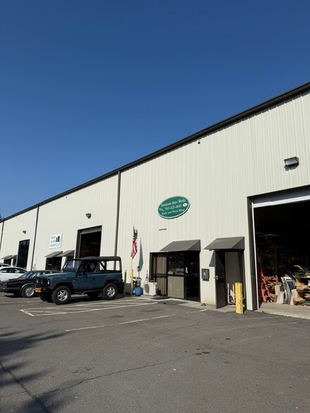 More Photos Of 44819 Acacia Ln, Sterling Warehouse For Lease