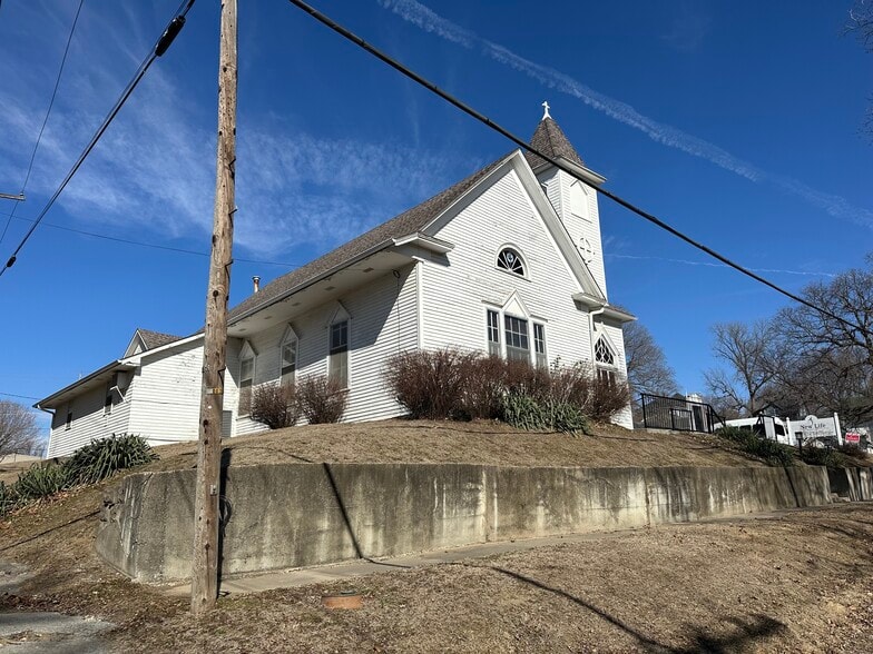 More Photos Of 307 E 6th St, Mound City Specialty For Sale