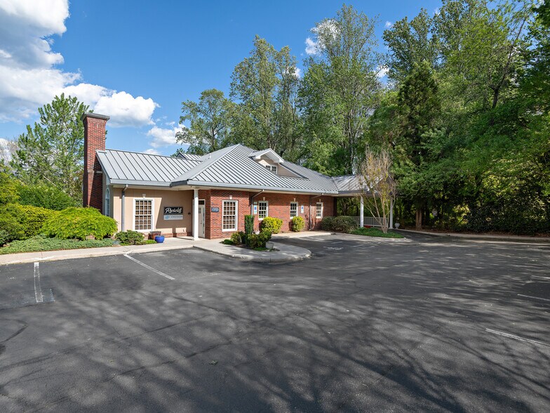Primary Photo Of 4 Medical Park Dr, Asheville Medical For Sale