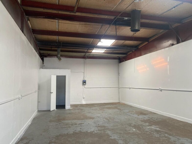 More Photos Of 2453 Glenda Ln, Dallas Unknown For Lease