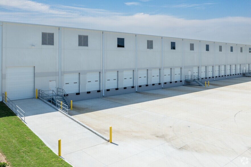 More Photos Of 8726 Fairbanks N Houston, Houston Distribution For Lease