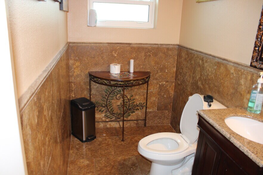 More Photos Of 1505 Lakeview Rd, Clearwater Office For Lease