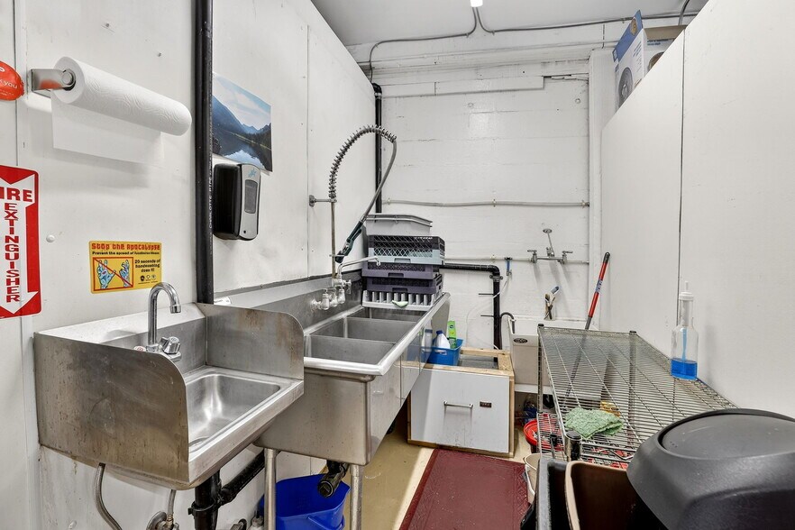 More Photos Of 159 SE 2nd Ave, Hillsboro Storefront For Sale