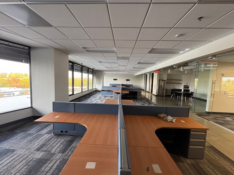 More Photos Of 2 Ravinia Dr, Atlanta Office For Lease