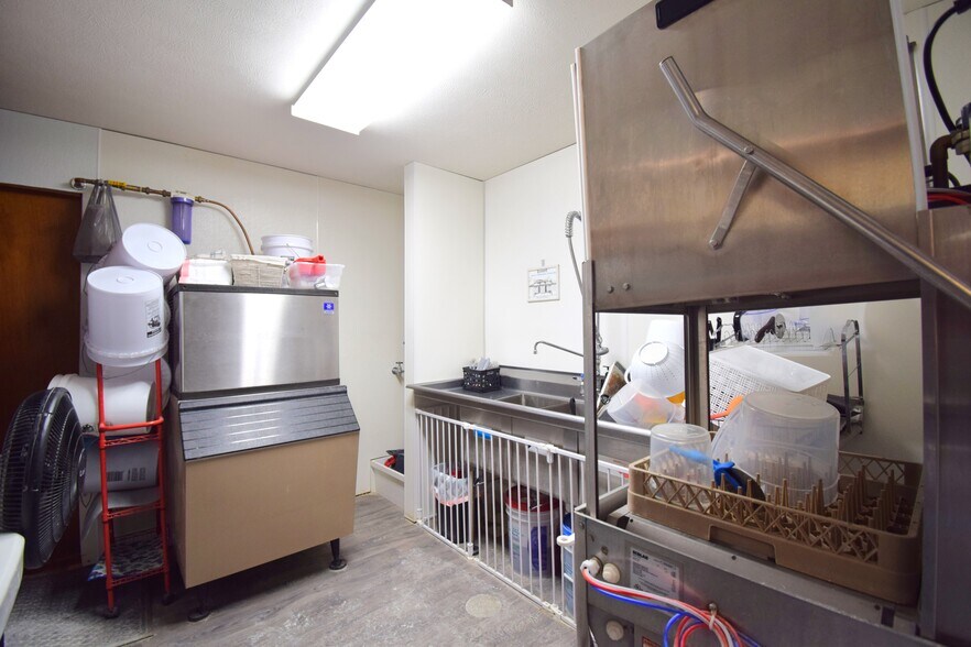 More Photos Of 502 W Franklin St, Sesser Office For Sale