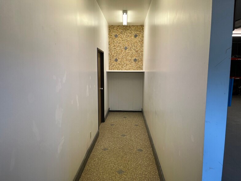 More Photos Of 1115 Lawrence Dr, Columbus Warehouse For Lease