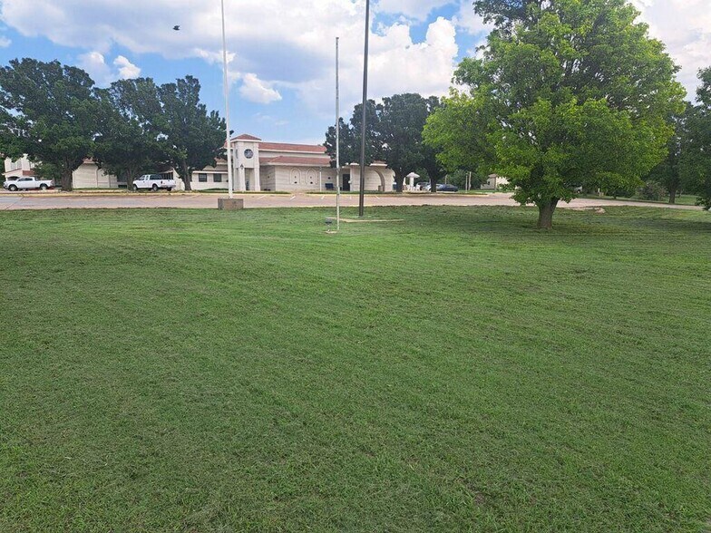 More Photos Of 1401 W US Highway 54, Pratt Hotel For Lease