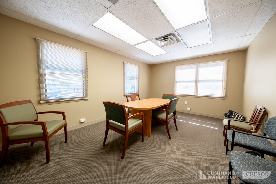 More Photos Of 5555 Mayfield Rd, Cleveland Office For Sale