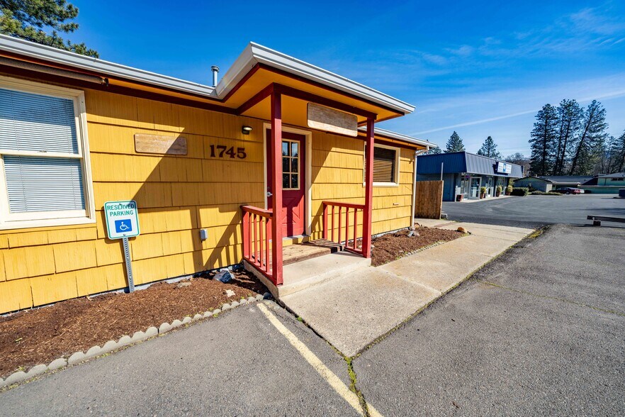 More Photos Of 1745 Ashland St, Ashland Medical For Sale