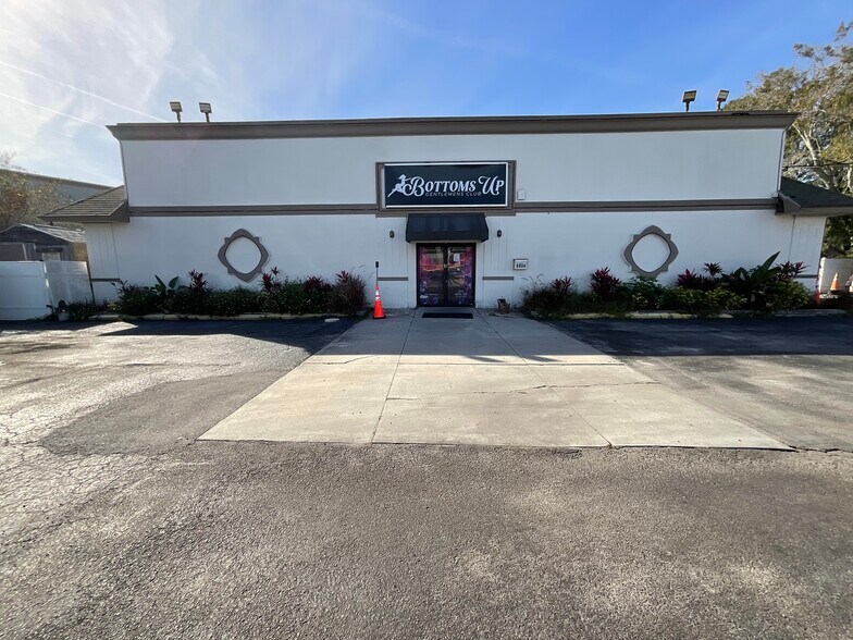 More Photos Of 8804 66th St N, Pinellas Park Bar For Lease