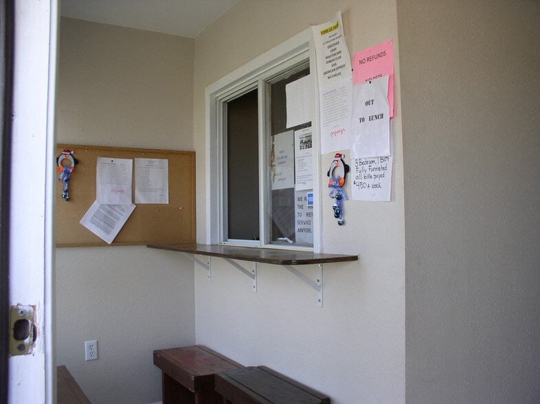 More Photos Of 1009 W Heaton St, Cuero Office For Sale