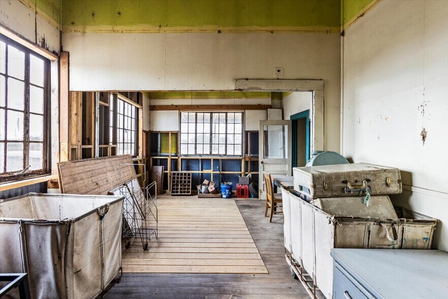 More Photos Of 13109 TX-172 Hwy, La Ward Department Store For Sale