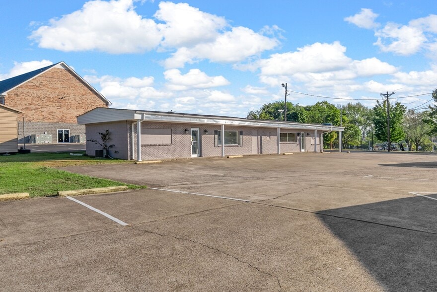 More Photos Of 124 10th St, Clarksville Flex For Sale