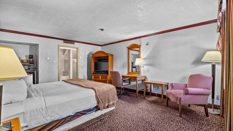 More Photos Of 1702 E Main St, Montrose Hotel For Sale