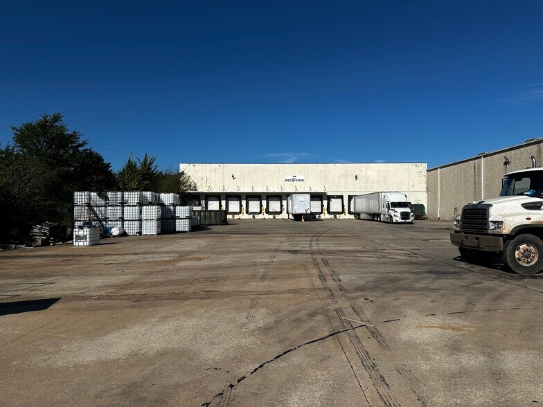 More Photos Of 3500 Flanders Dr, Ardmore Distribution For Lease