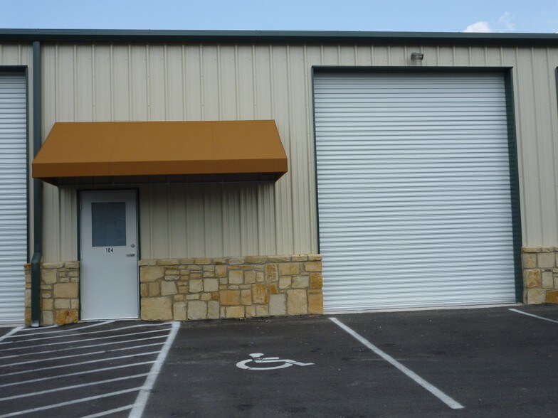 More Photos Of 4819 R O Dr, Spicewood Warehouse For Lease