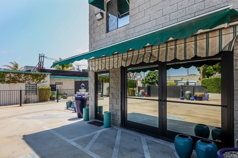 More Photos Of 611 S Glenwood Pl, Burbank Showroom For Sale