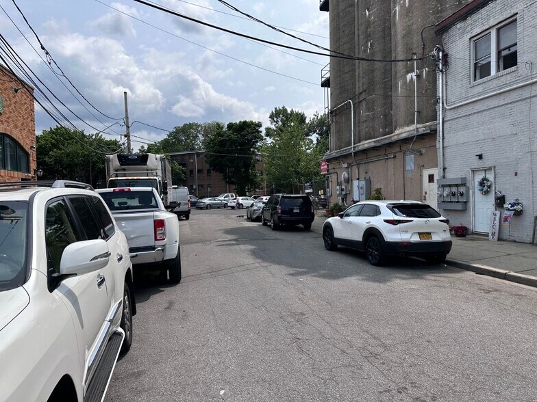 More Photos Of 22 Van Buren Ave, Floral Park Warehouse For Lease