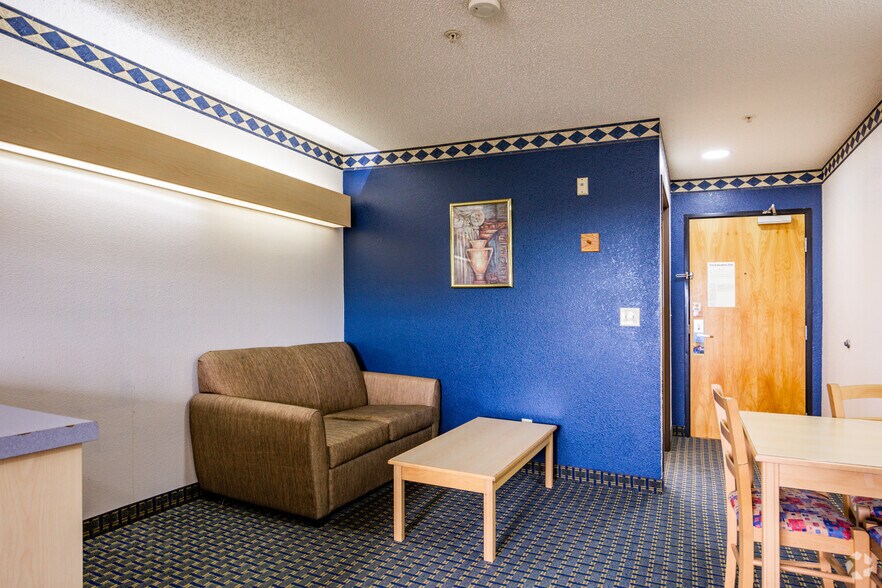More Photos Of 1420 N Lorraine St, Hutchinson Hotel For Sale