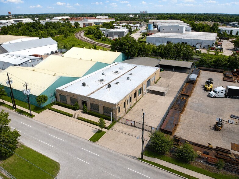 More Photos Of 5611 Clinton Dr, Houston Warehouse For Lease
