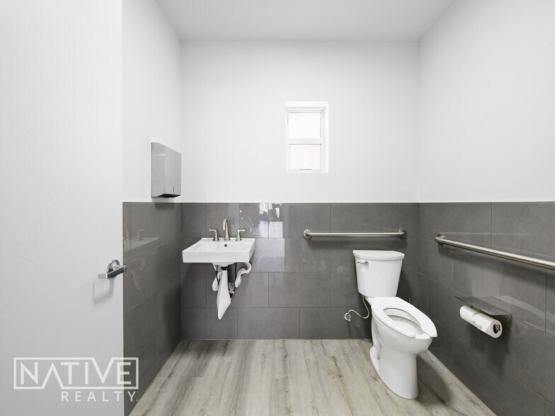 More Photos Of 2852 E Oakland Park Blvd, Fort Lauderdale Storefront Retail Office For Sale