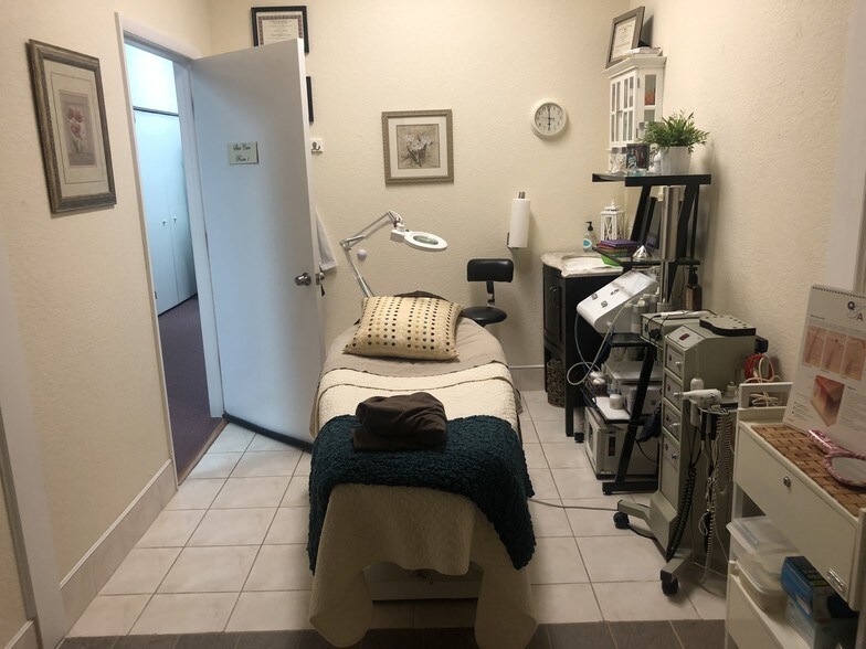 More Photos Of 2592 Tamiami Trl, Port Charlotte Freestanding For Lease
