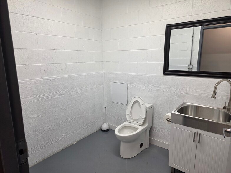 More Photos Of 1011 Main St, Melrose Park Warehouse For Lease