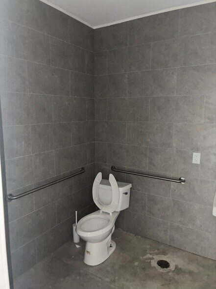 More Photos Of 4814 Alexander Ln, Dallas Showroom For Lease