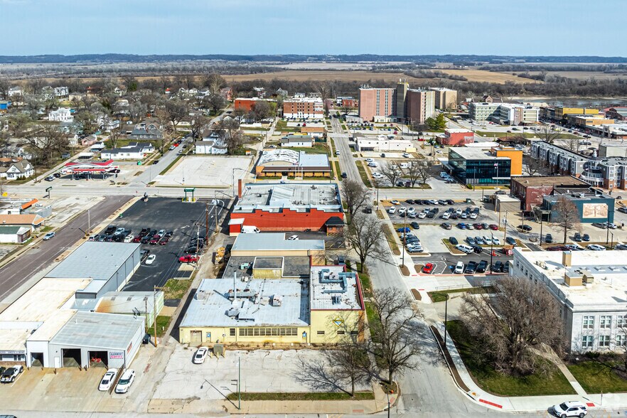 More Photos Of 422 Seneca St, Leavenworth Flex For Sale