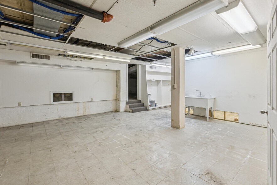 More Photos Of 711 Washington Ave, Bay City Medical For Sale